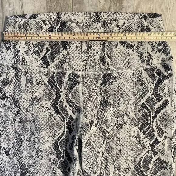 Alo yoga snakeskin legging size large - Picture 4 of 13